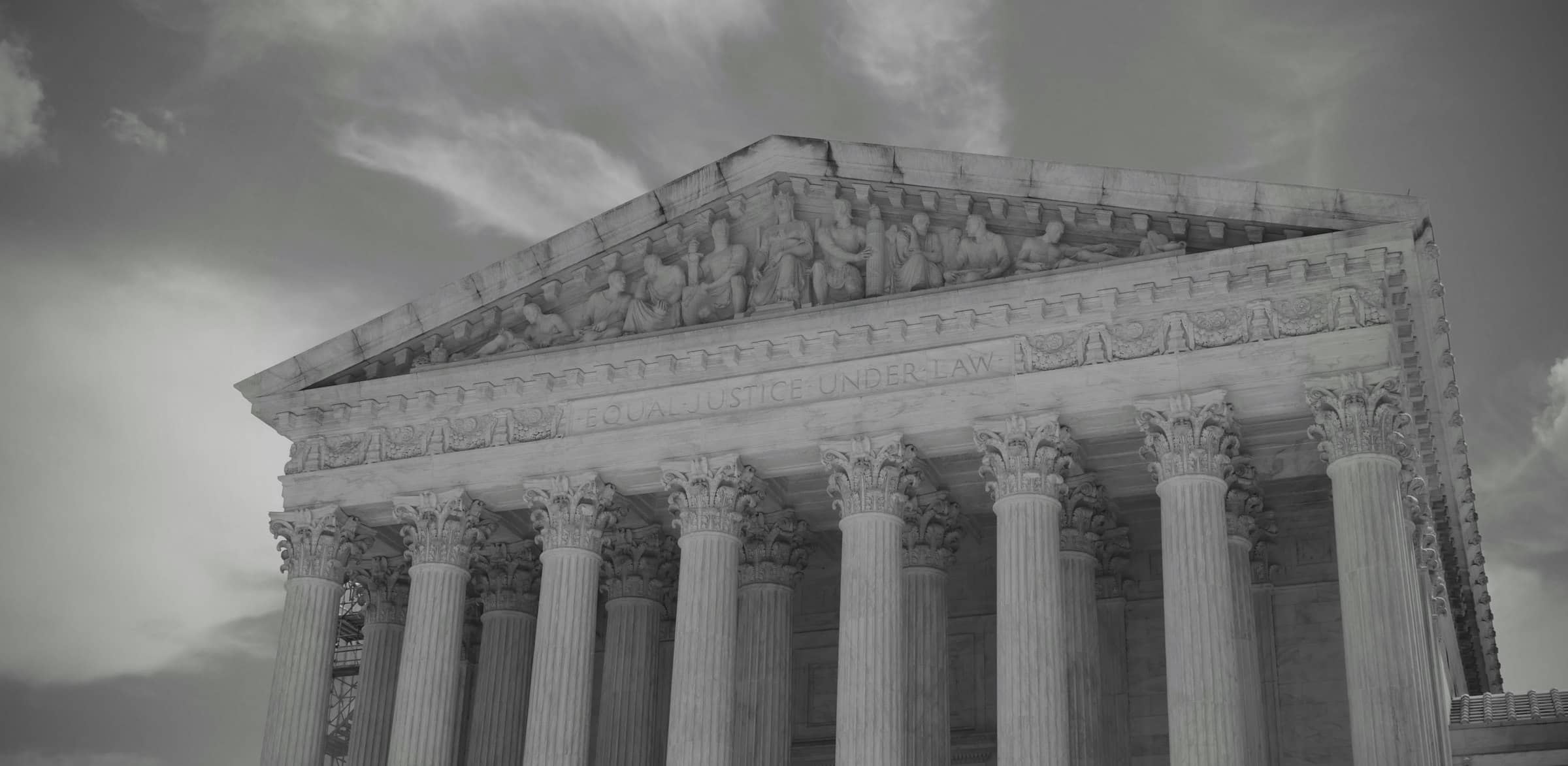 Fachada neoclásica de un edificio judicial